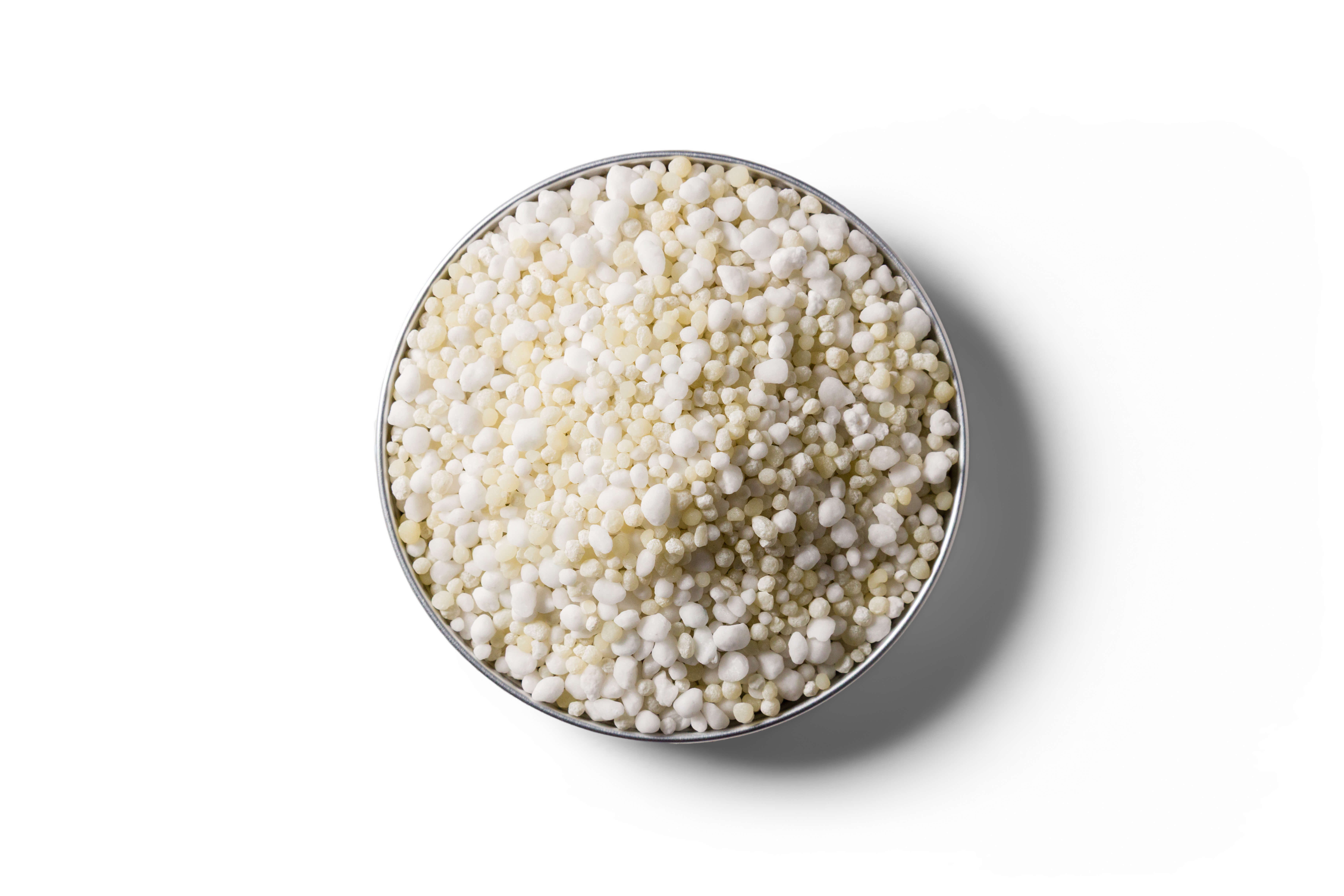 Cropmaster 20 fertiliser granules in a round dish