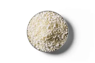 Cropmaster 20 fertiliser granules in a round dish