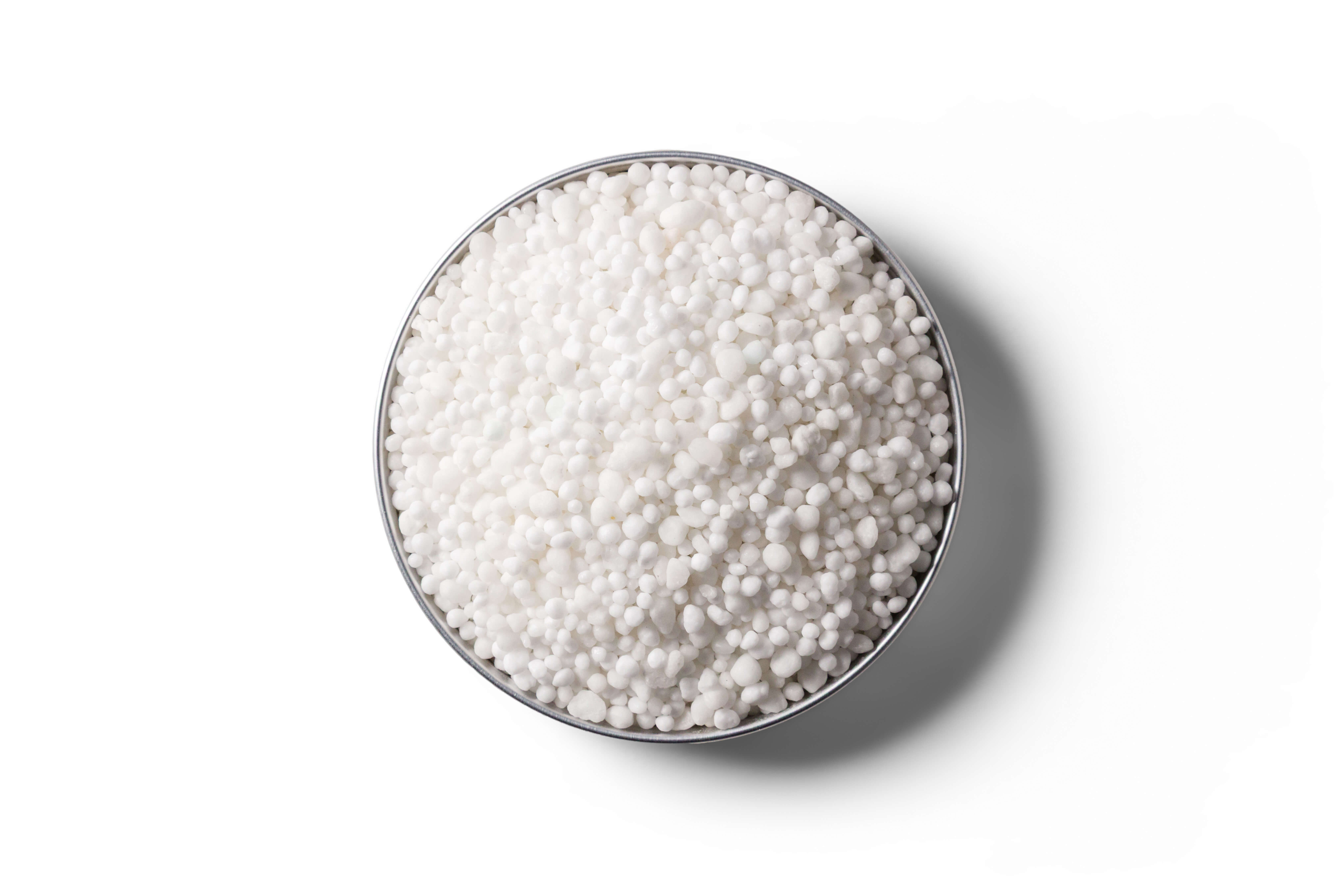 Ammo 36™ fertiliser granules in a round dish